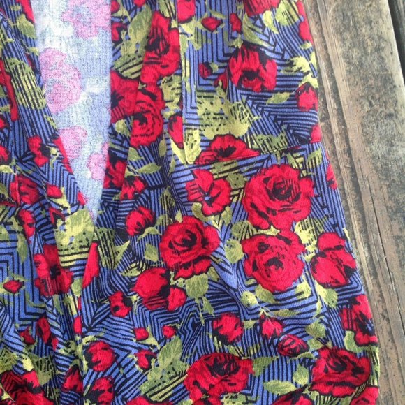 Lularoe Sarah Black Red Green Rose Floral Duster Cardigan S Stretch Knit Sweater - Picture 3 of 3